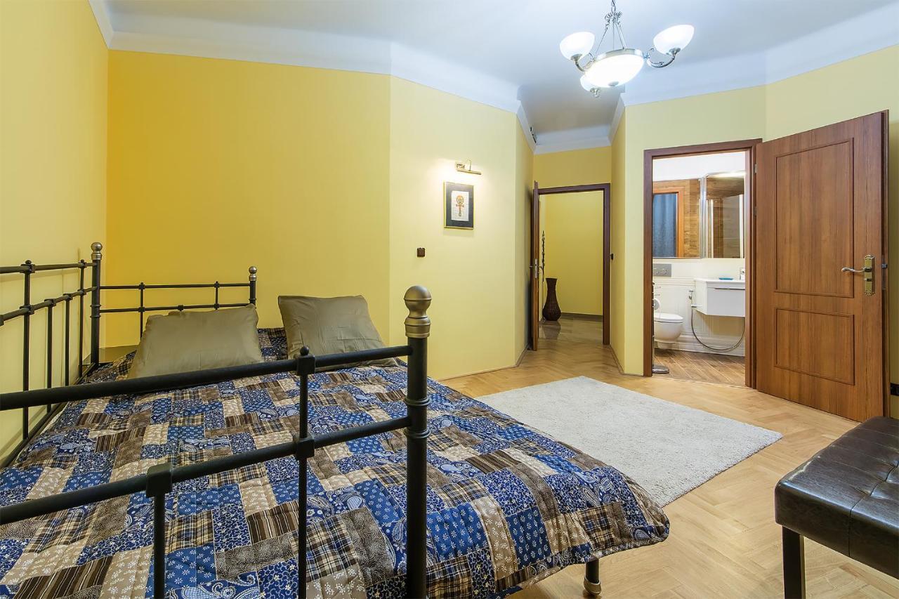 Apartment In Heart Of - 2br 2ba Elegant Downtown Prag